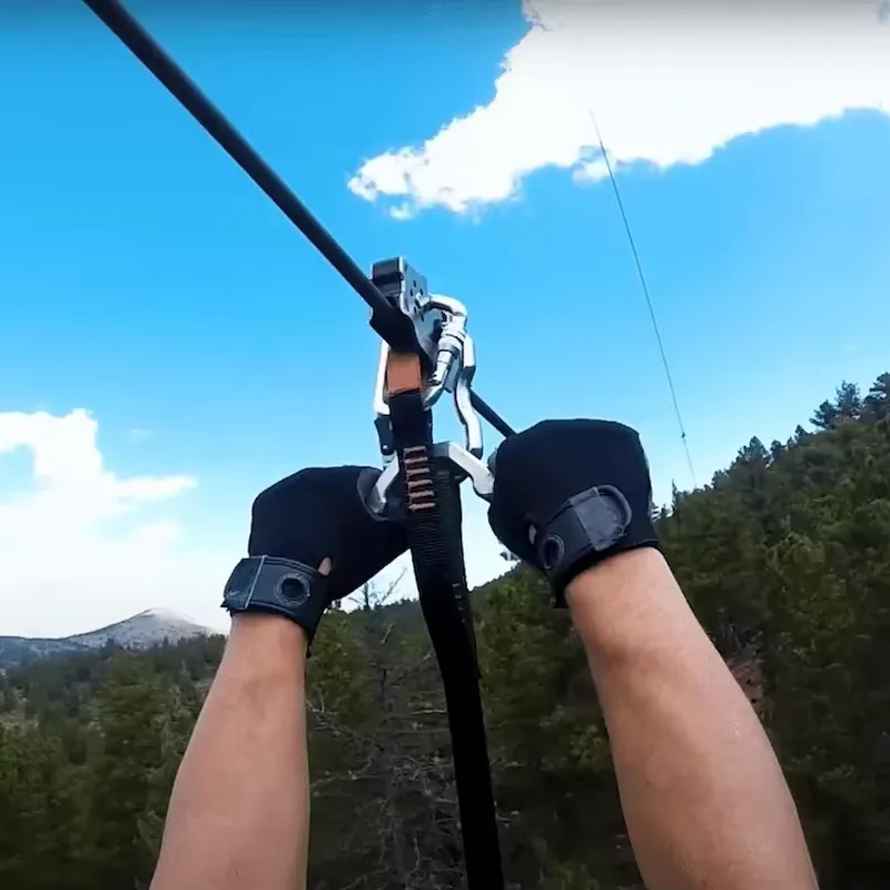 Outdoor Adventure Zipline - ซิปไลน์แบบกำหนดเองสำหรับการท่องเที่ยวกลางแจ้ง กีฬาผจญภัย รองรับน้ำหนักได้ถึง 350 ปอนด์ พร้อมอุปกรณ์ป้องกันมือแบบเชิงพาณิชย์