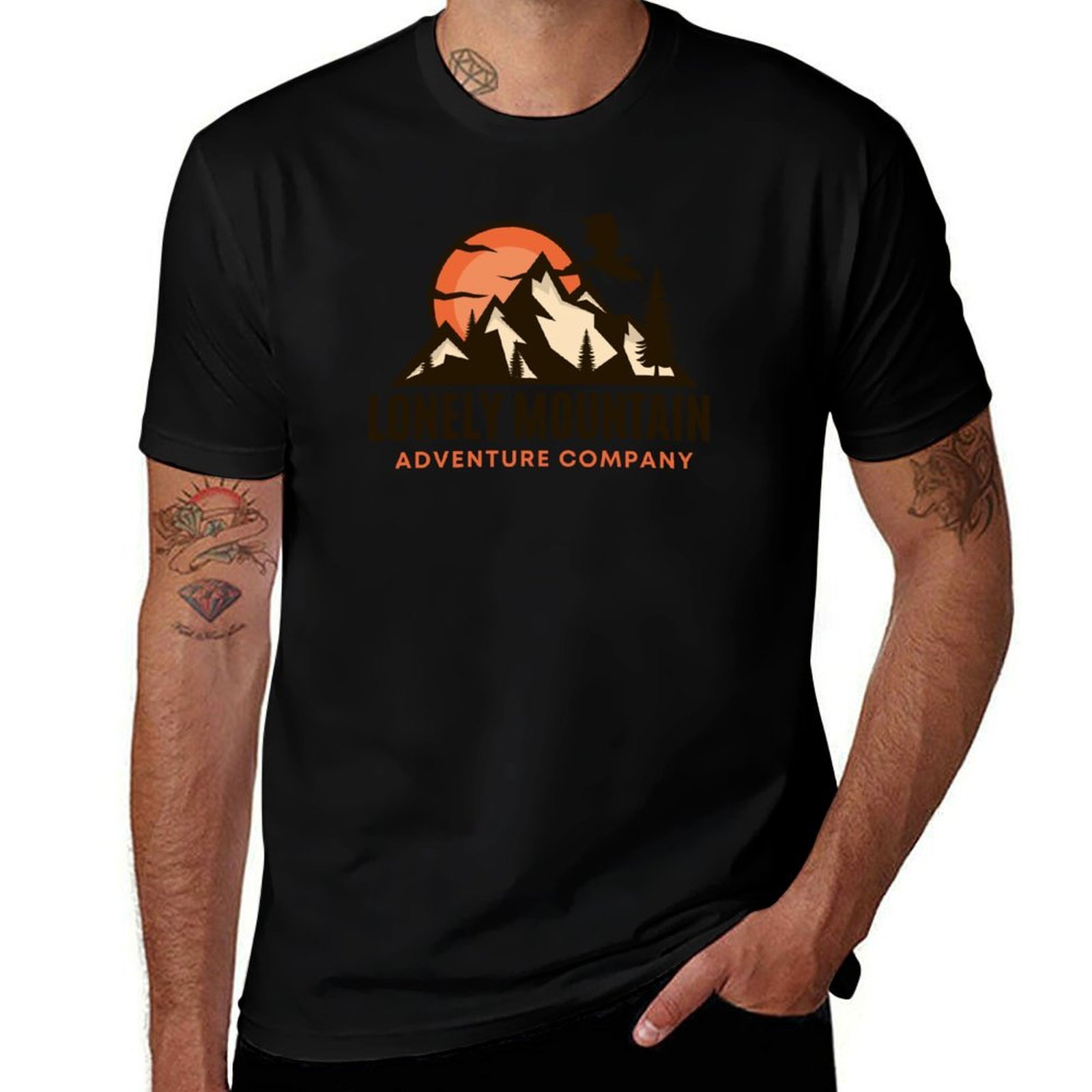 Outdoor Adventure Company - ภูเขาแห่งความเหงา - บริษัทผจญภัย - เสื้อยืดแฟนตาซี ป้องกันรังสียูวี